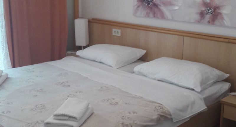 Pokoj s manželskou postelí s částečným výhledem na moře (s možností přistýlky) - Pansion and Apartments Marko Starigrad, foto 1