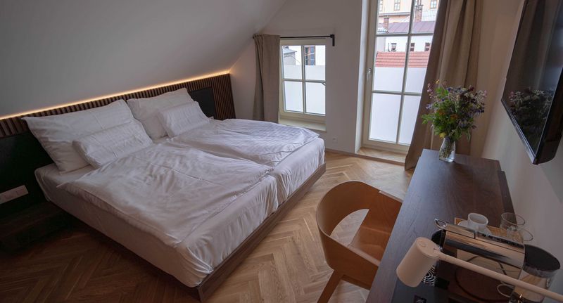 Pokoj s klimatizací se sprchou s manželskou postelí - Penzion Havran Litomyšl, foto 1