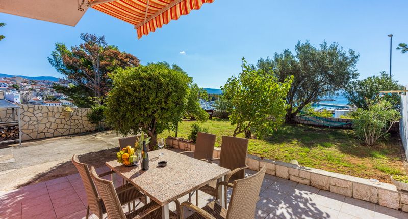 Apartman pro 4 os. se 2 ložnicemi s výhledem do zahrady na přízemí - Apartmani Brzica Novi Vinodolski, foto 1