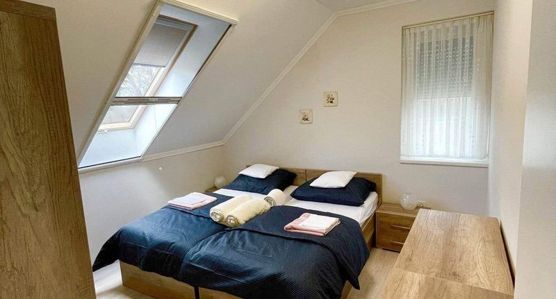 Apartman pro 6 os. se 3 ložnicemi - LILIBORI Apartman Pápa, foto 1