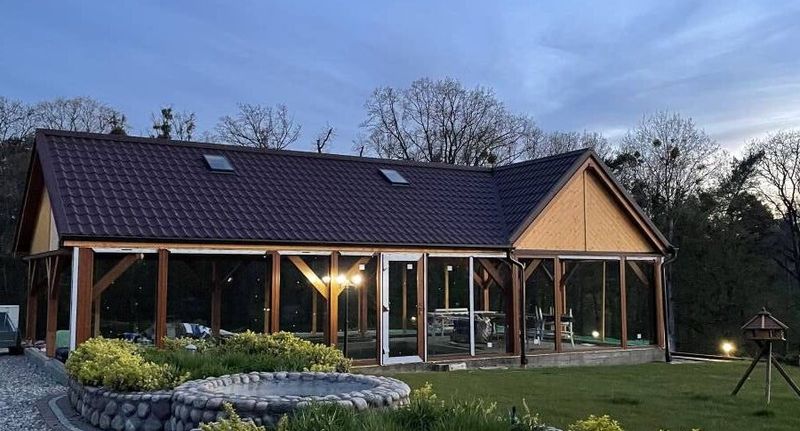 Roubenka (jako celek) se zahradou pro 14 os. s výhledem na jezero - Dom nad Jeziorem - Basen - Sauna - Jacuzzi - Kort tenisowy Zduny, foto 1