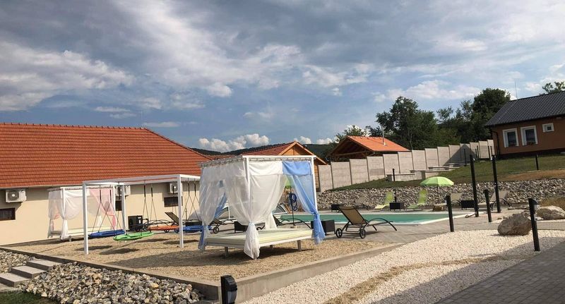 Standard Plus Pokoj pro 3 os. na straně bazénu (s možností přistýlky) - Tiván Vendégházak**** Uppony, foto 1