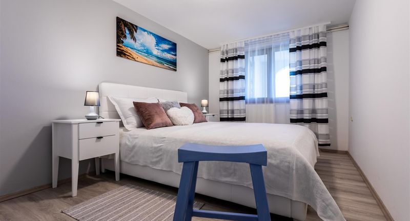 Romantik Family Apartman pro 5 os. se 3 ložnicemi - Apartment Roko Hlapa Dobrinj, foto 1