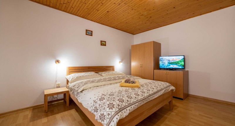 Pokoj se sprchou pro 3 os. (s možností přistýlky) - Penzión pod Kýčerou Zuberec, foto 1