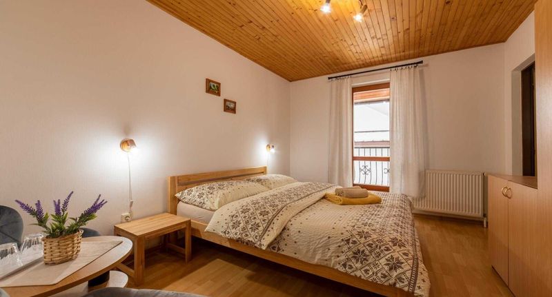 Pokoj s balkónem se sprchou s manželskou postelí - Penzión pod Kýčerou Zuberec, foto 1
