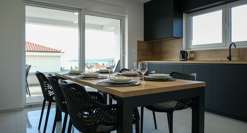 Romantik Apartman pro 6 os. se 3 ložnicemi s výhledem na moře - Apartment Sunset Royal I. Rova Bogovići, foto 1