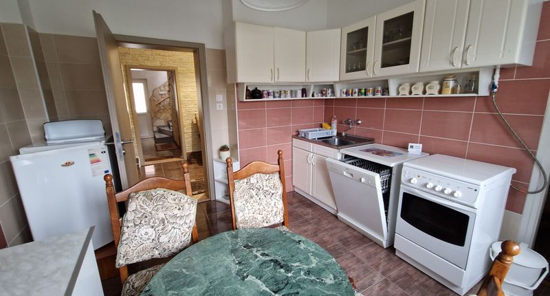 Apartman s privátní koupelnou mimo apartmán pro 5 os. se 2 ložnicemi přízemní - Yellow Vendégház Püspökladány, foto 1