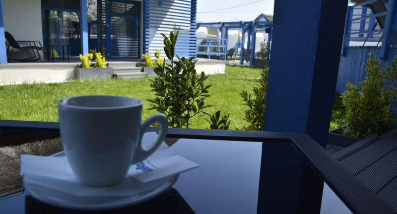 Pokoj s terasou s manželskou postelí na přízemí - Pensiunea Déjà Blue (Adults Only) Sfântu Gheorghe, foto 1