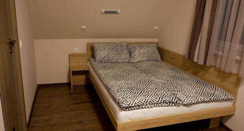 Standard Pokoj s koupelnou s manželskou postelí - Casa de oaspeți Csomortáni Șoimeni, foto 1