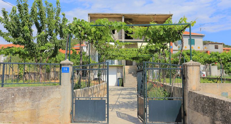 Apartman s klimatizací s terasou pro 6 os. se 2 ložnicemi A-19847-a - Apartments By The Sea Vinišće, Trogir - 19847 Vinišće, foto 1