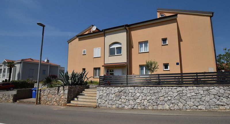 Apartman s klimatizací s terasou pro 4 os. se 2 ložnicemi A-20442-a - Apartments With Parking Space Vantačići, Krk - 20442 Vantačići, foto 1