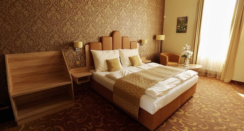 Deluxe Pokoj s manželskou postelí - Hotel Zlatá včela Domažlice, foto 1
