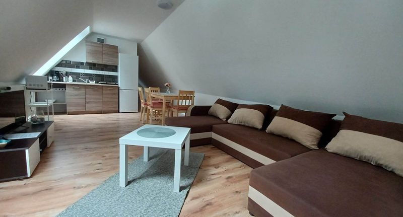 Standard Apartman pro 6 os. se 3 ložnicemi v podkroví - Milla Apartmanok Eger, foto 1