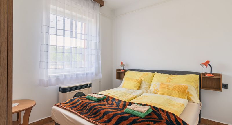 Pokoj s koupelnou se společnou kuchyňkou s manželskou postelí - Fürdő Apartman Cserkeszőlő, foto 1