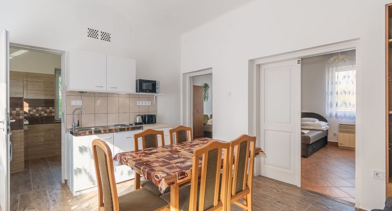 Rodinný Apartman s privátní koupelnou mimo apartmán pro 4 os. se 2 ložnicemi - Fürdő Apartman Cserkeszőlő, foto 1