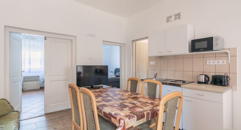 Rodinný Apartman s privátní koupelnou mimo apartmán pro 4 os. se 2 ložnicemi - Fürdő Apartman Cserkeszőlő, foto 9