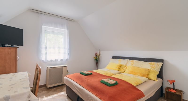 Apartman s privátní koupelnou mimo apartmán pro 4 os. se 2 ložnicemi v podkroví - Fürdő Apartman Cserkeszőlő, foto 1
