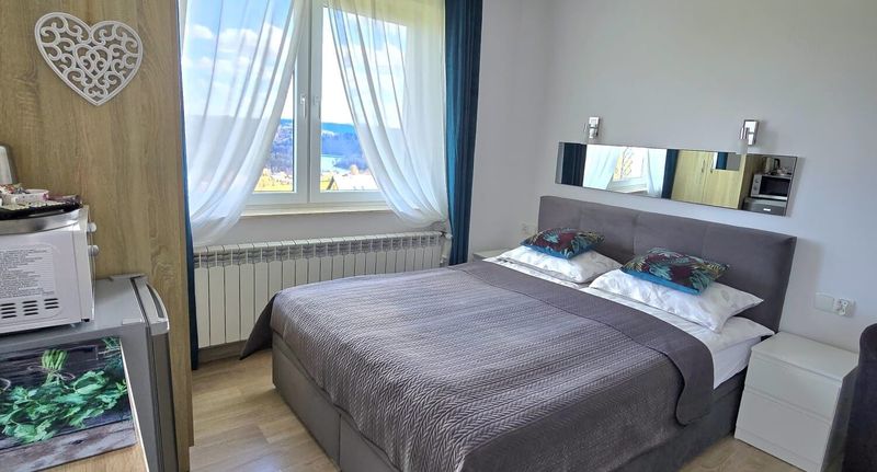 Pokoj s manželskou postelí s panoramou na přízemí - KICZARA Pokoje Na Punkcie Widokowym w Polańczyku, foto 1