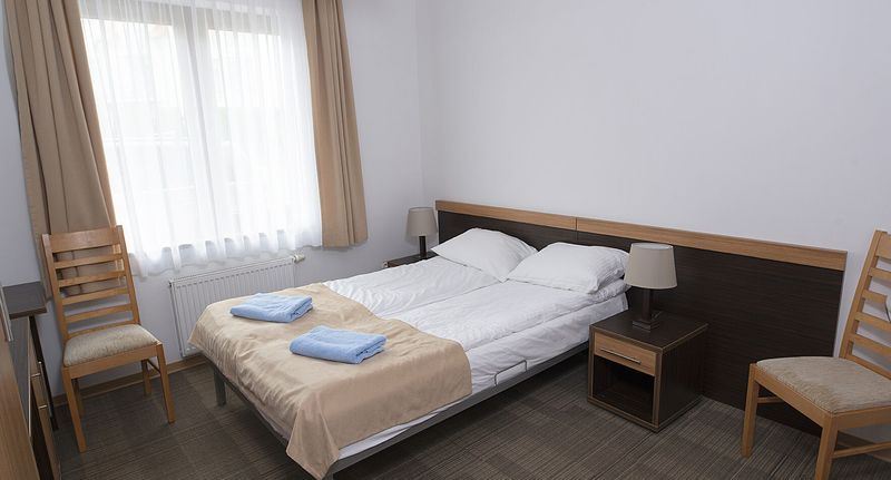 Pokoj tV s plochou obrazovkou s manželskou postelí přízemní - SEO Rewal, foto 1