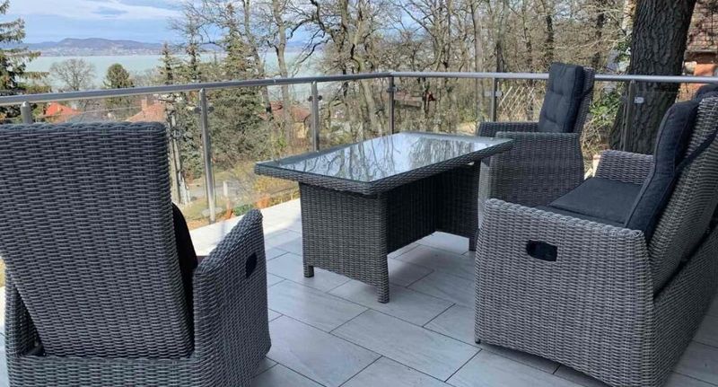 Business Suita pro 6 os. se 3 ložnicemi s výhledem na jezero - Hilltop Apartmanház Fonyód, foto 1