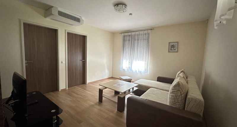 Apartman pro 4 os. se 2 ložnicemi na straně bazénu přízemní - Családi Villa Balatonszemes, foto 1
