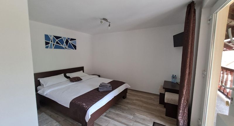 Pokoj s koupelnou s manželskou postelí - Casa Petra Poiana Mărului, foto 1