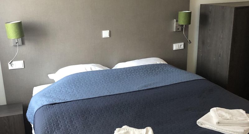 Pokoj s manželskou postelí s panoramou na poschodí - Pensiunea Diskret Sovata, foto 1