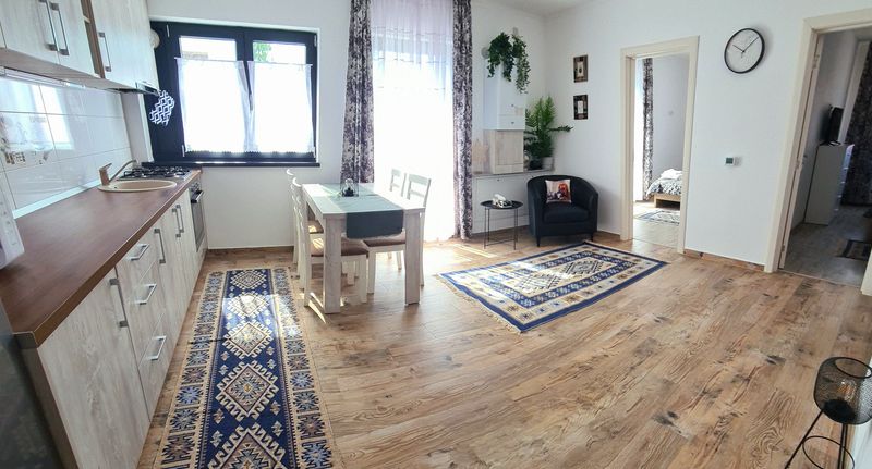 Romantik Apartman pro 4 os. se 2 ložnicemi na poschodí - Apartament Eminescu Zărnești, foto 1