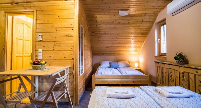 Apartman s balkónem pro 4 os. s 1 ložnicí na poschodí (s možností přistýlky) - Tündérkert Apartman Debrecen, foto 1