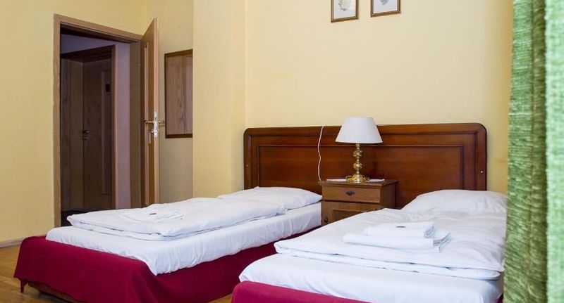 Pokoj pro 2 os. s výhledem na město na poschodí - Hotel Karkonosze Kamienna Góra, foto 1