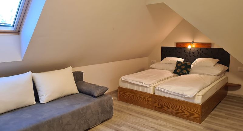 Apartman s klimatizací pro 4 os. se 2 ložnicemi v podkroví (s možností přistýlky) - Rent Place Rendezvényház és Apartman Keszthely, foto 1