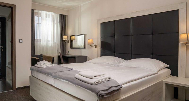 Deluxe Pokoj s manželskou postelí - Hotel Grunt Kosmonosy, foto 1