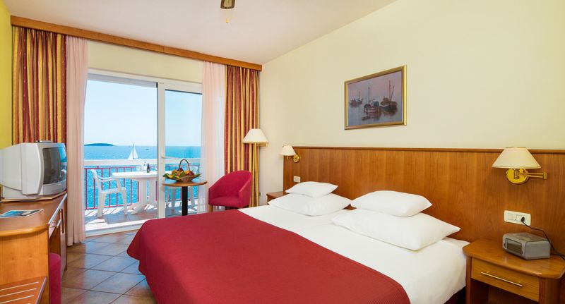 Pokoj s balkónem s manželskou postelí s výhledem na moře - Hotel Zora Primošten, foto 5