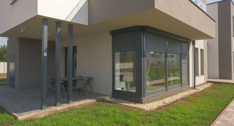 Apartman s klimatizací s terasou pro 4 os. se 2 ložnicemi (s možností přistýlky) - FenyvesGardens Apartman Balatonfenyves, foto 1