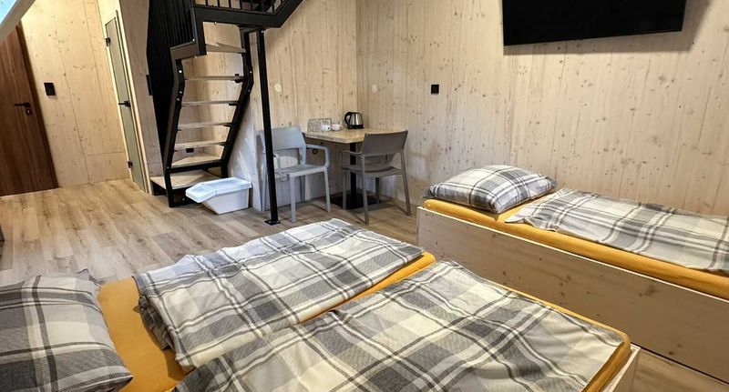 Deluxe Pokoj se sprchou pro 9 os. - Penzion a Restaurace Pod Sjezdovkou Čenkovice, foto 10