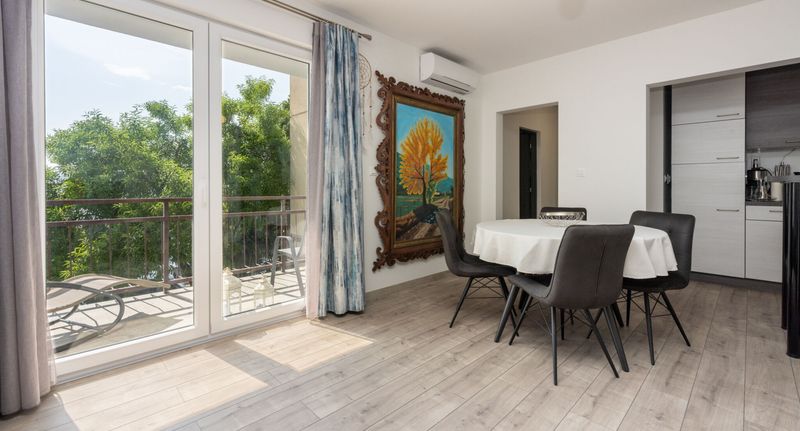 Apartman pro 4 os. se 2 ložnicemi s výhledem na moře na poschodí - Apartman Senia Senj, foto 1