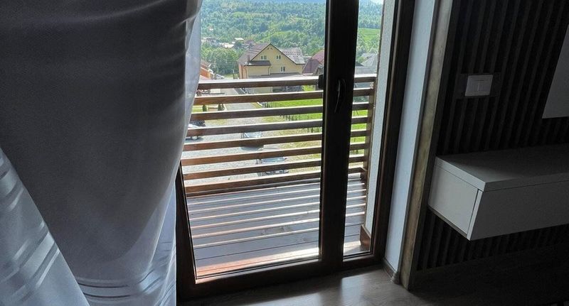 Pokoj s balkónem s manželskou postelí s výhledem na hory (s možností přistýlky) - Pensiunea ACASA LA VLADUȚ Borşa, foto 1