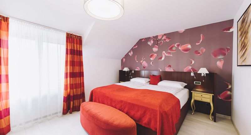 Deluxe Pokoj s koupelnou s manželskou postelí - Derby ApartHotel Alba Iulia, foto 1