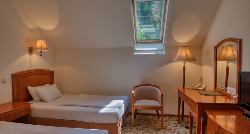Pokoj pro 2 os. v podkroví - Bellevue Hotel Esztergom, foto 1