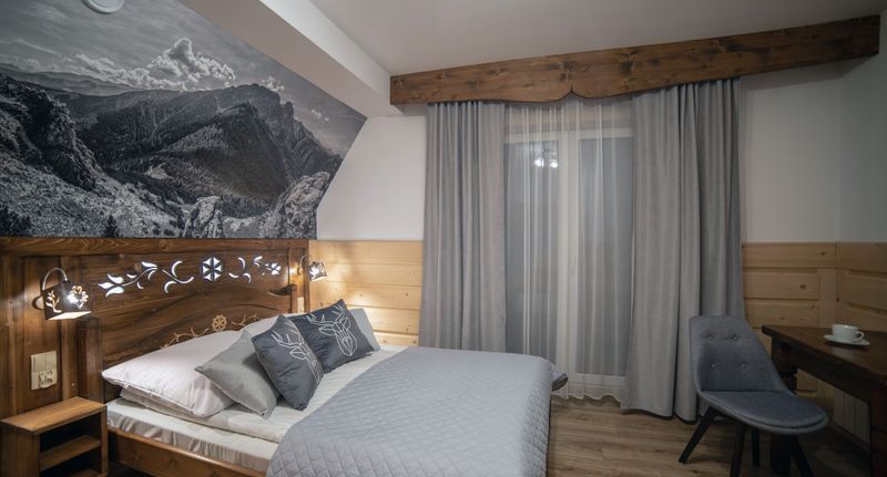 Pokoj s manželskou postelí s výhledem na les na poschodí - Zakątek pod Grapą Białka Tatrzańska, foto 1