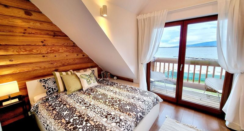 Apartman pro 6 os. se 3 ložnicemi s výhledem na hory s výhledem na jezero - Wilcza Przystań Mietków, foto 1