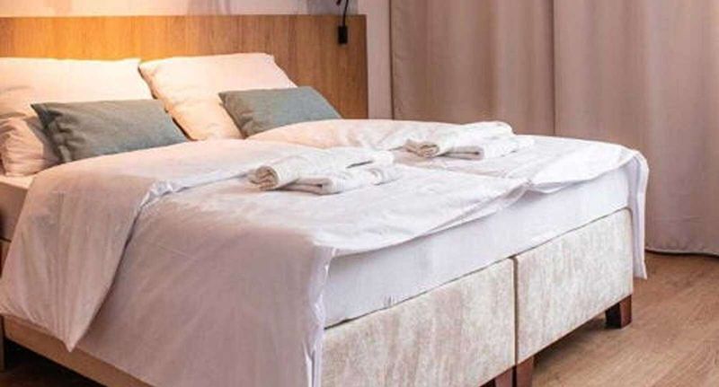 Grand Rodinný Pokoj s manželskou postelí (s možností přistýlky) - Hotel Beseda České Budějovice, foto 1