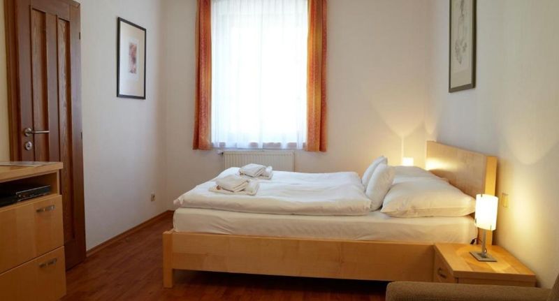 Pokoj se sprchou s manželskou postelí - Pension Na Ostrově Český Krumlov, foto 1