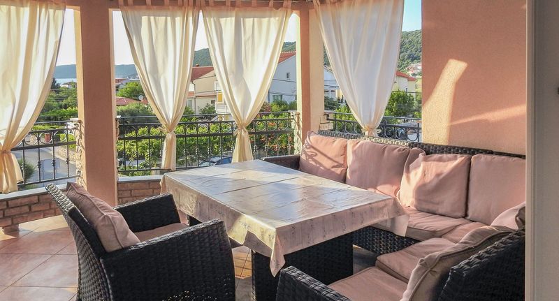 Apartman pro 6 os. se 3 ložnicemi - Apartments Nikolina J Supetarska Draga, foto 1