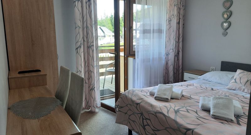 Pokoj s manželskou postelí s výhledem do dvora na poschodí - Willa Paweł Karpacz, foto 1