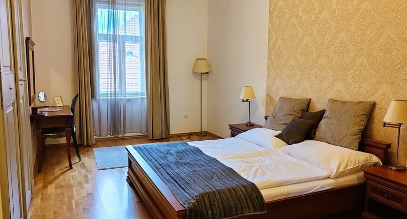 Pokoj s vanou s manželskou postelí s výhledem na město (s možností přistýlky) - Városi Vendégház Szentendre, foto 1