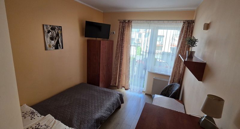 Pokoj s manželskou postelí s výhledem do zahrady na přízemí - Pensjonat Ventus Władysławowo, foto 1