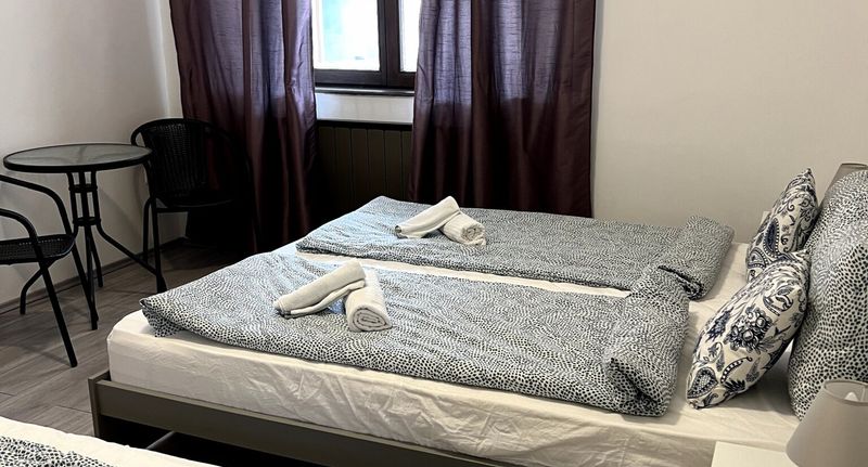 Pokoj pro 3 os. s výhledem do dvora přízemní (s možností přistýlky) - ANIIZA APARTMAN 2 Örvényes, foto 1