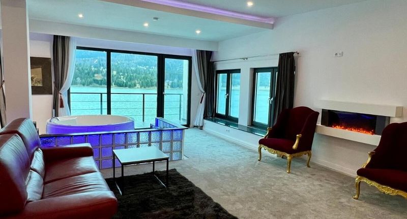 Vip Pokoj s manželskou postelí s výhledem na jezero - Vila Eden Colibița, foto 1