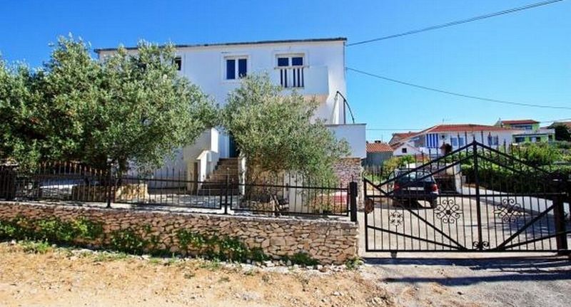 Apartman s klimatizací s terasou pro 8 os. se 4 ložnicemi A-22504-a - Apartments With Parking Space Supetar, Brač - 22504 Supetar, foto 1